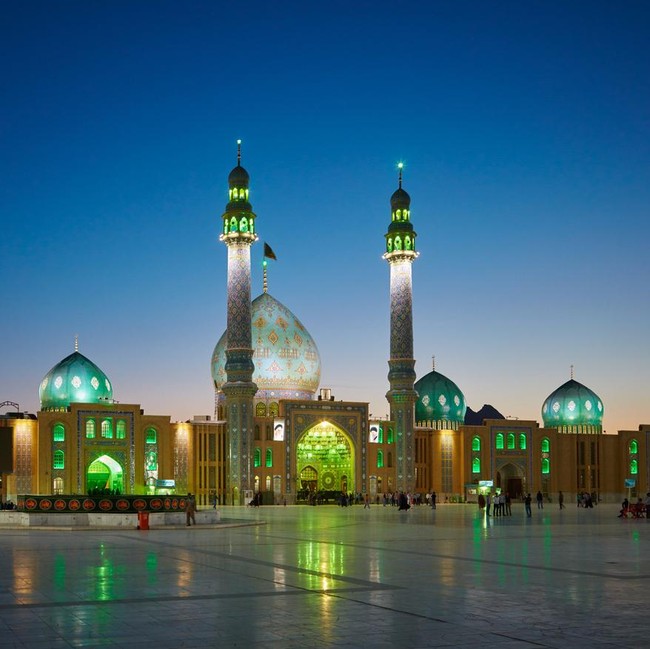 Masjid Jamkaran dan Bendera Merah Balas Dendam