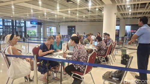 Maskapai Qatar Airways membuka Customer Sevice Desk khusus untuk penerbangan Denpasar-Doha di Bandara International I Gusti Ngurah Rai pada Senin (2/3/2026). (Fabiola Dianira).