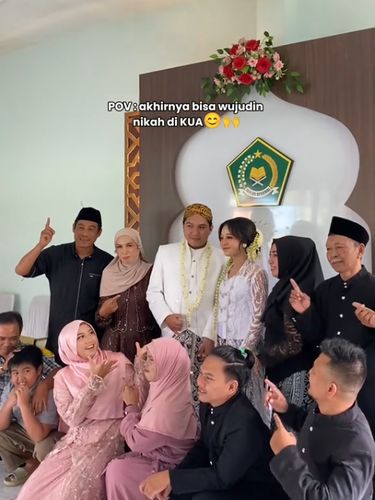 Viral pasangan di Malang nikah gratis di KUA Kedungkandang, Malang, Jawa Timur, demi wujudkan wish list. Meski simpel, momen ini tetap sakral dan elegan hingga banjir pujian netizen!