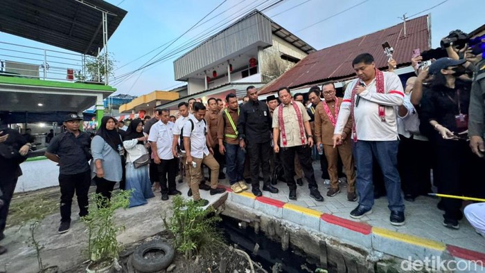 Menteri PKP Maruarar Sirait dan rombongan meninjau permukiman kumuh di Desa Parit Baru, Kecamatan Sungai Raya, Kabupaten Kubu Raya