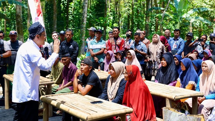 Menteri Sosial Saifullah Yusuf Saat Mengenalkan Program Digitalisasi Bansos di Banyuwangi