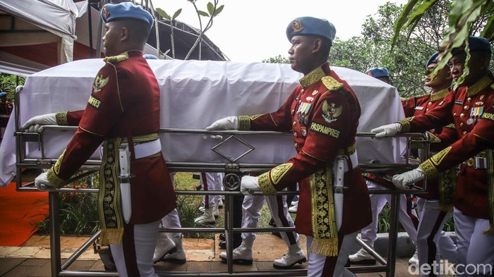 Presiden Prabowo Subianto  sekaligus inspektur upacara memimpin upacara pemakaman Wapres ke - 6 Try Sutrisno di Taman Makam Pahlawan Kalibata, Jakarta Selatan, Senin (2/3/2026).