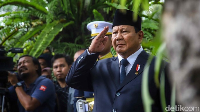 Presiden Prabowo Subianto  sekaligus inspektur upacara memimpin upacara pemakaman Wapres ke - 6 Try Sutrisno di Taman Makam Pahlawan Kalibata, Jakarta Selatan, Senin (2/3/2026).