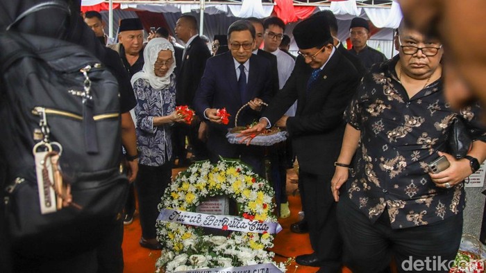 Presiden Prabowo Subianto  sekaligus inspektur upacara memimpin upacara pemakaman Wapres ke - 6 Try Sutrisno di Taman Makam Pahlawan Kalibata, Jakarta Selatan, Senin (2/3/2026).