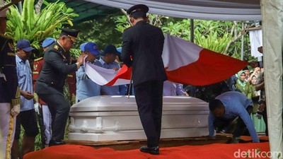 Momen Pemakaman Wapres ke-6 RI Try Sutrisno di TMP Kalibata