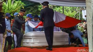 Momen Pemakaman Wapres ke-6 RI Try Sutrisno di TMP Kalibata