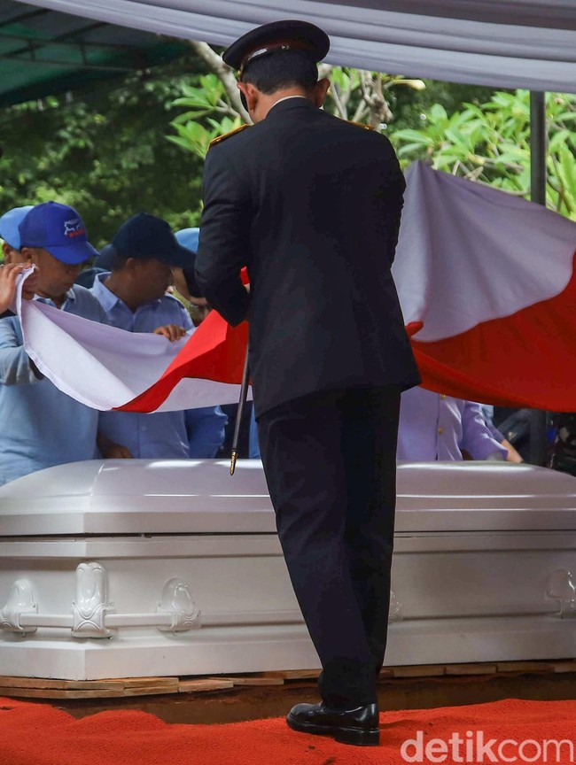 Momen Pemakaman Wapres ke-6 RI Try Sutrisno di TMP Kalibata