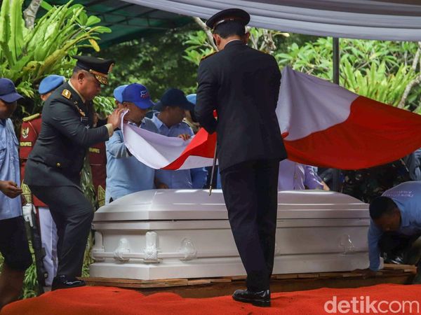 Momen Pemakaman Wapres ke-6 RI Try Sutrisno di TMP Kalibata