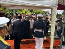Momen Prabowo Beri Hormat ke Pusara Try Sutrisno Sebelum Letakkan Bunga