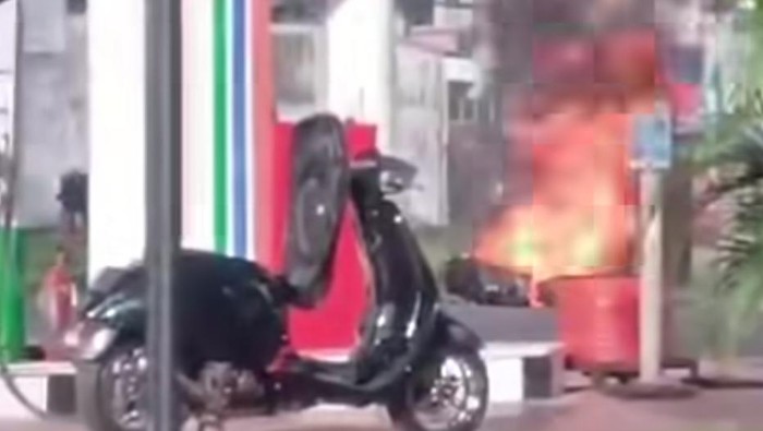 Motor terbakar usai isi BBM di SPBU Antang Makassar.