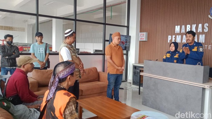 Nasabah PD BKK Klaten mengadukan nasib mereka ke Mako Damkar Klaten, Senin (2/3/2026).
