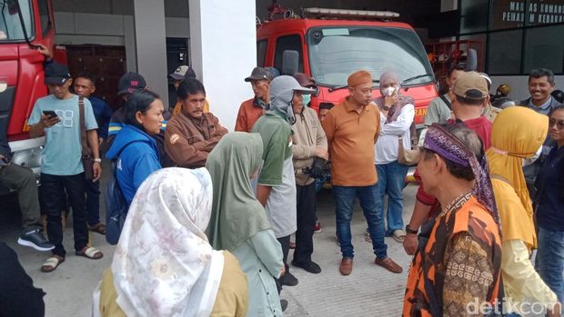 Nasabah PD BKK Klaten mengadukan nasib mereka ke Mako Damkar Klaten, Senin (2/3/2026).
