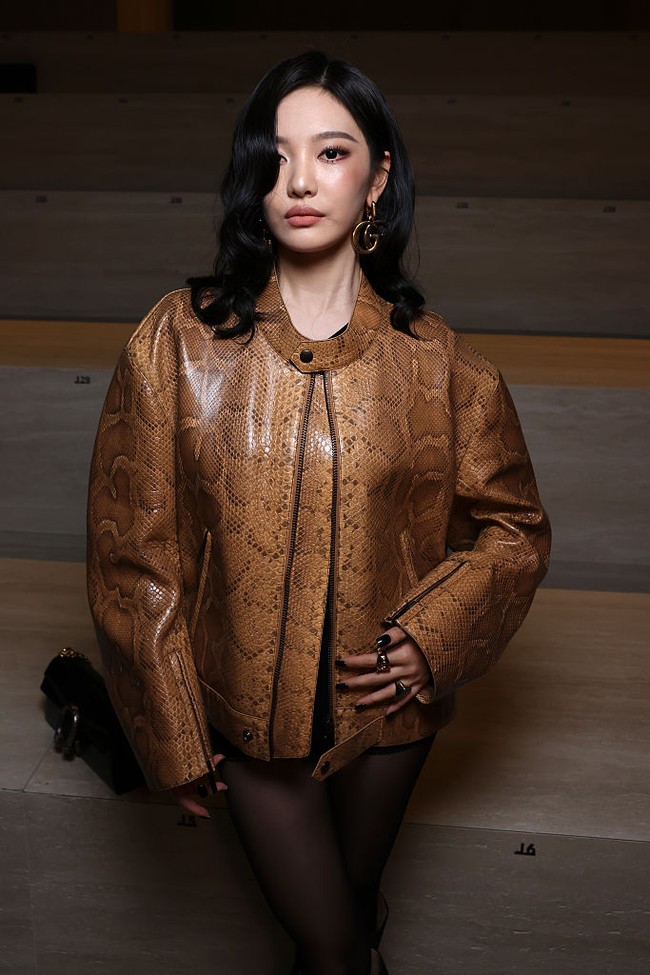 Selama acara berlangsung, Ningning aespa duduk di front row bersama sejumlah artis yang juga menjadi representasi Gucci. Di antaranya Nini, Jay Park, dan Gulf Kanawut. Foto: Getty Images