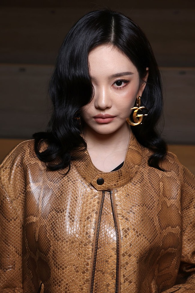Ningning aespa mencuri atensi selama gelaran Milan Fashion Week 2026. Personel aespa asal Cina itu menjelma jadi ‘Human Gucci’. Foto: Getty Images