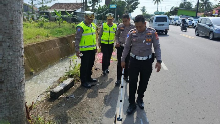 Kecelakaan maut yang melibatkan motor besar atau moge dengan Yamaha Jupiter terjadi di Kapanewon Temon, Kulon Progo. Akibatnya pembonceng moge tewas.