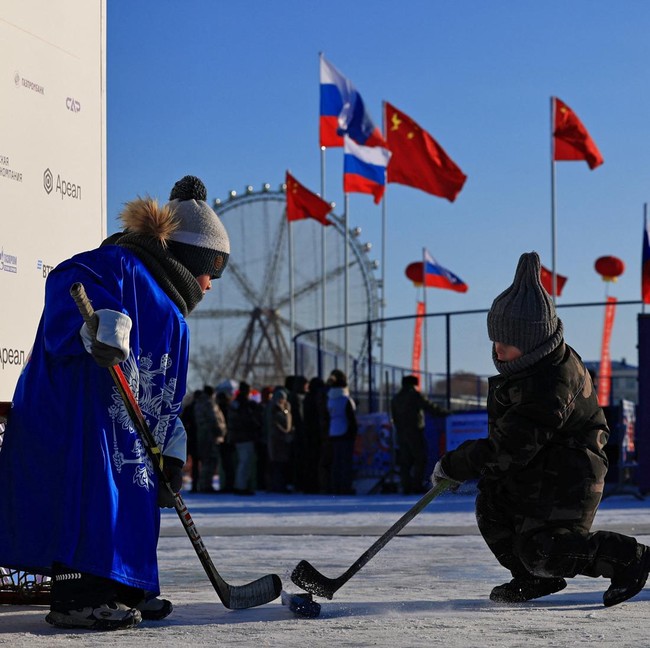 Olahraga di Atas Sungai Beku Perbatasan Rusia-China