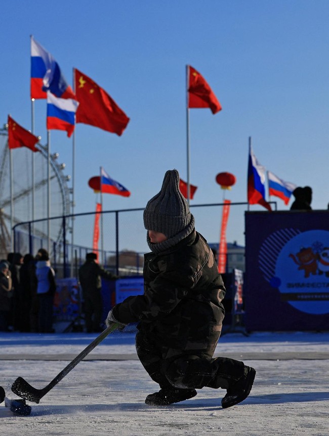 Olahraga di Atas Sungai Beku Perbatasan Rusia-China