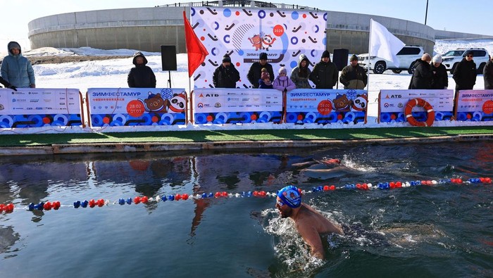 Festival olahraga musim dingin Rusia–China berlangsung di Sungai Amur, perbatasan Blagoveshchensk REUTERS/Tatiana Meel
