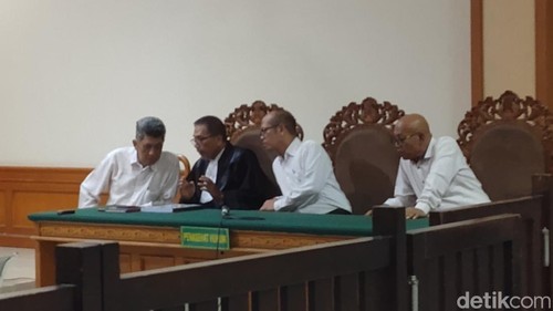 Para terdakwa kasus korupsi beras ASN Perumda Dharma Santika Kabupaten Tabanan menjalani sidang tuntutan di Pengadilan Negeri Tipikor Denpasar, Senin (2/3/2026). (Foto: Wibhi Leksono/detikBali)