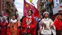 Marching band menutup rangkaian parade di sekitar Sara D. Roosevelt Park, titik akhir rute tahunan tersebut. REUTERS/Ryan Murphy