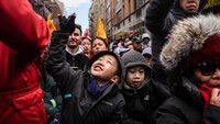 Warga memadati rute parade yang melintasi Mott Street, Canal Street, hingga Chatham Square di Lower Manhattan. REUTERS/Ryan Murphy
