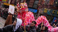 Replika naga diarak saat Parade Lunar New Year di Chinatown Manhattan, menandai Tahun Kuda dalam kalender lunar. REUTERS/Ryan Murphy