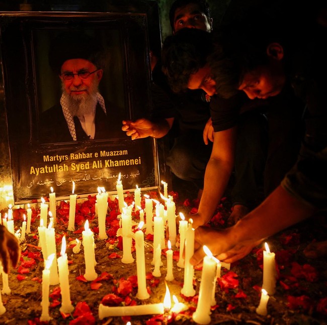 Pawai Lilin Syiah di New Delhi Usai Kabar Tewas Khamenei