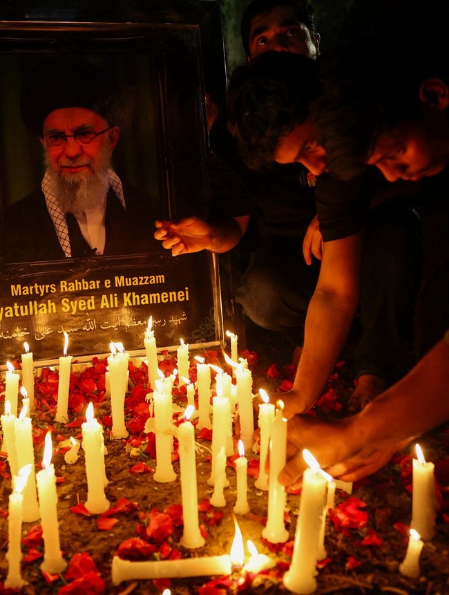 Pawai Lilin Syiah di New Delhi Usai Kabar Tewas Khamenei