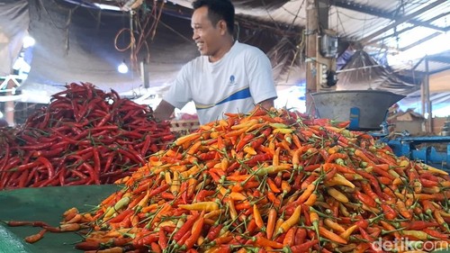Pedagang cabai di Pasar Mandalika, Kota Mataram, beberapa waktu lalu.