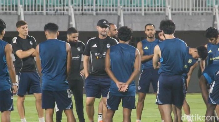 Pelatih PSM Makassar, Tomas Trucha saat memimpin sesi official training di Stadion Gelora BJ Habibie jelang melawan Persita Tangerang.