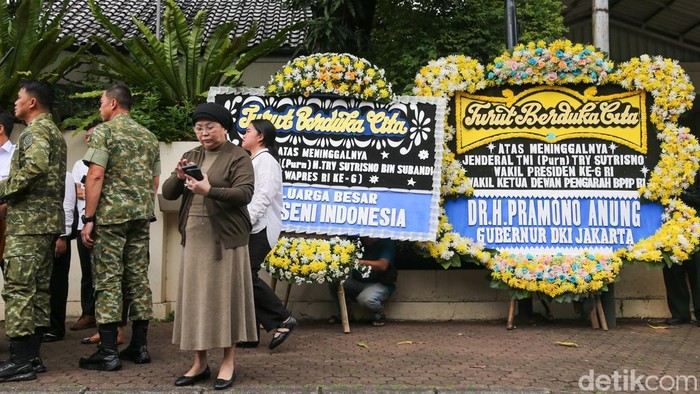 Suasana duka menyelimuti kediaman Wakil Presiden ke-6 Republik Indonesia, Try Sutrisno, di kawasan Menteng, Jakarta, Senin (2/3/2026). Sejak pagi, para pelayat mulai berdatangan untuk memberikan penghormatan terakhir dan menyampaikan belasungkawa kepada keluarga almarhum.