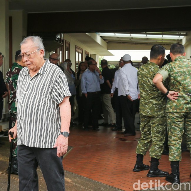 Pelayat Berdatangan ke Rumah Duka Wapres ke-6 RI Try Sutrisno