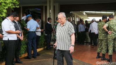 Pelayat Berdatangan ke Rumah Duka Wapres ke-6 RI Try Sutrisno