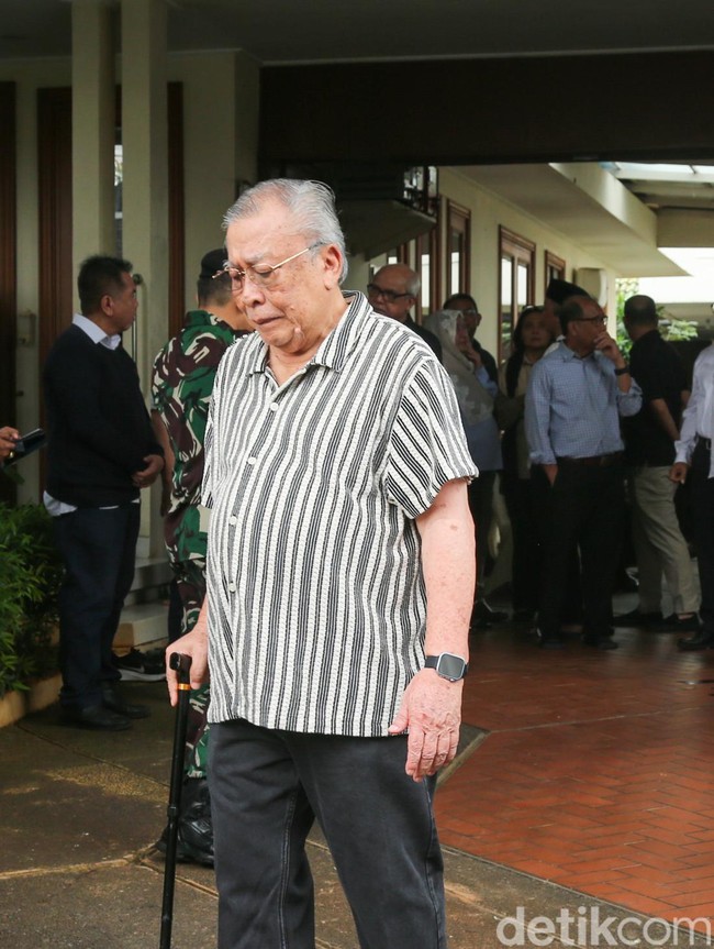 Pelayat Berdatangan ke Rumah Duka Wapres ke-6 RI Try Sutrisno