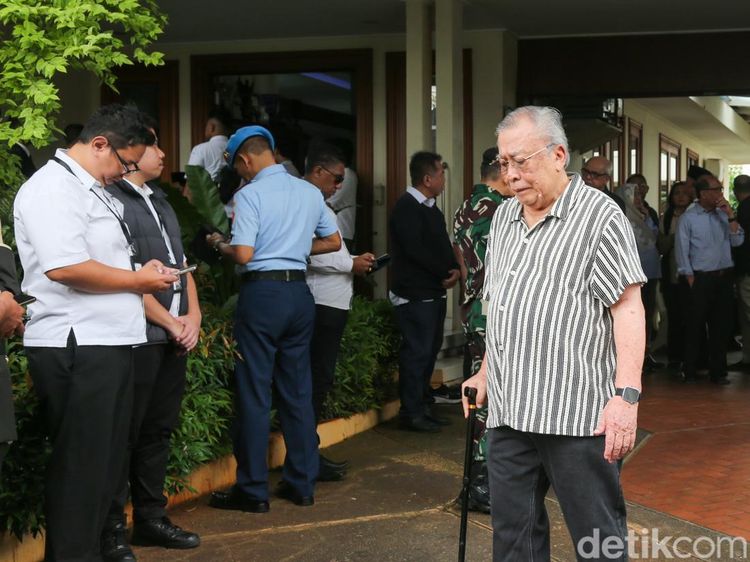Pelayat Berdatangan ke Rumah Duka Wapres ke-6 RI Try Sutrisno