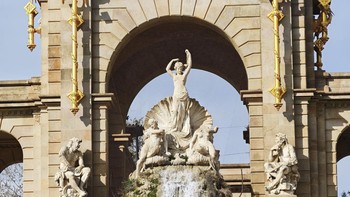 Bahkan dari jauh pun detail-detail patung yang mengelilingi air mancur bisa ditangkap dengan baik menggunakan zoom 8,6x di Xiaomi 17 Ultra. Foto: Virgina Maulita Putri/detikINET