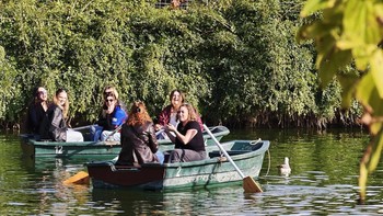 Di Parc de la Ciutadella juga terdapat danau, di mana pengunjung bisa menyewa perahu. Foto: Virgina Maulita Putri/detikINET