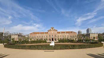 Tidak jauh dari danau, ada gedung Parlament de Catalunya. Kamera ultrawide 50 MP yang diusung Xiaomi 17 Ultra mampu menangkap gedung yang megah ini secara penuh. Foto: Virgina Maulita Putri/detikINET