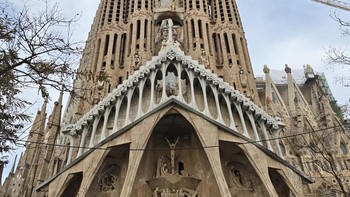 Berpindah ke gereja ikonik Sagrada Familia. Proyek abadi arsitek Antoni Gaudi ini sepertinya akan segera selesai. Foto: Virgina Maulita Putri/detikINET