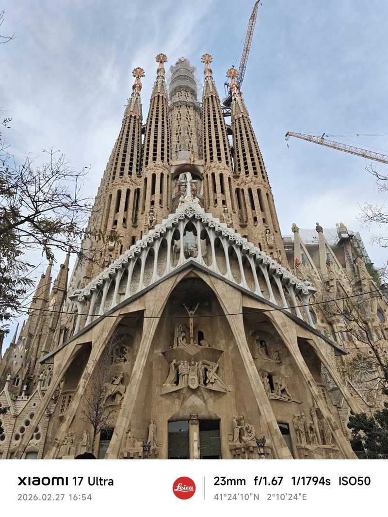 Pemandangan Barcelona Dipotret dengan Xiaomi 17 Ultra