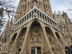 Barcelona yang Romantis dalam Bidikan Kamera Xiaomi 17 Ultra