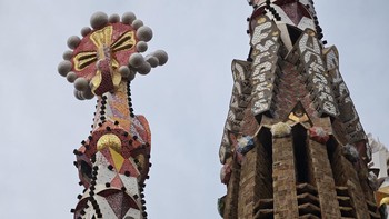 Seperti salah satu puncak menara ini yang dipotret menggunakan zoom 8,6x dari seberang Sagrada Familia. Foto: Virgina Maulita Putri/detikINET