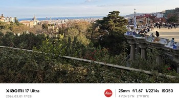 Berpindah ke Parc Guell, di mana kita bisa menikmati beberapa karya Antoni Gaudi sekaligus dari atas bukit. Foto: Virgina Maulita Putri/detikINET