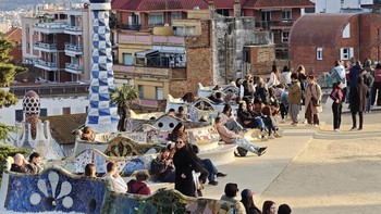 Warna-warni mosaik yang menghiasi bangku di teater Parc Guell juga terlihat cerah dalam tangkapan kamera Xiaomi 17 Ultra. Foto: Virgina Maulita Putri/detikINET