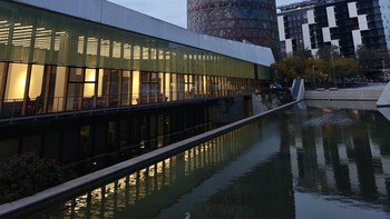 Di seberangnya terdapat gedung perkantoran Torre Glories yang desainnya unik. Kondisi minim cahaya tidak menghalangi Xiaomi 17 Ultra untuk mengambil foto yang memuaskan. Foto: Virgina Maulita Putri/detikINET