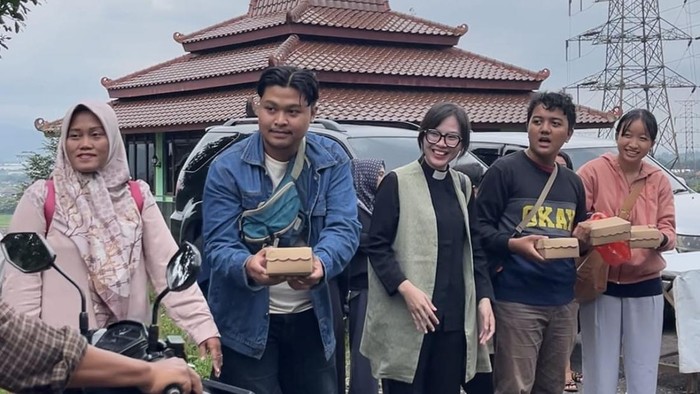 Pembagian takjil bersama lintas agama di Lawang, Kabupaten Malang