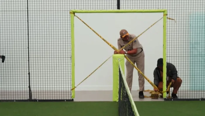 Pemkot Jakbar menyegel bangunan lapangan padel di Kawasan SPB Kembangan lantaran pemilik belum menuntaskan dokumen perizinan. (Antara/Pemkot Jakbar)