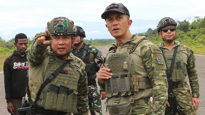 Panglima Komando Gabungan Wilayah Pertahanan III (Pangkogabwilhan III) Bambang Trisnohadi meninjau kesiapan pengamanan bandara perintis di Papua, Senin (1/3/2026). TNI memastikan 11 bandara di Papua Pegunungan, Papua Selatan, dan Papua Tengah dalam kondisi aman pascapenutupan oleh Kementerian Perhubungan Republik Indonesia.