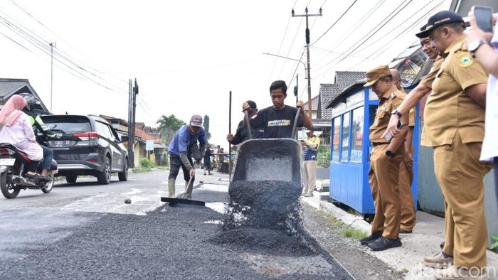 Perbaikan Jalan di Kuningan dan Bupati Kuningan Dian Rachmat Yanuar.