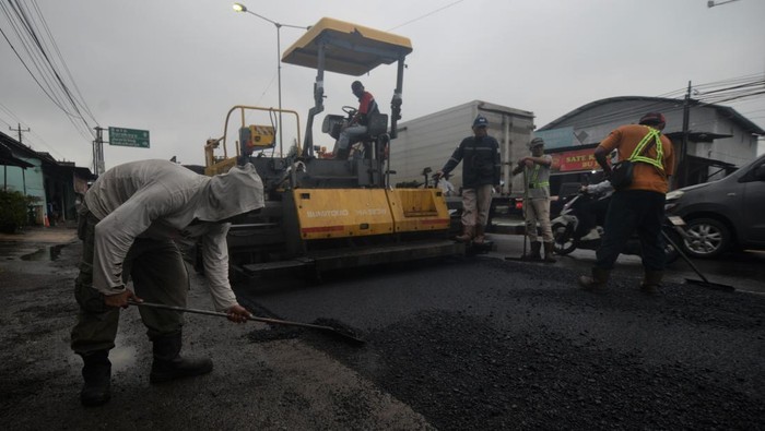Pekerja menyapu serpihan aspal saat perbaikan Jalan Nasional Jogja-Solo di Klaten, Jawa Tengah, Senin(2/3/2026). Kementerian Pekerjaan Umum (PU) melakukan perbaikan jalan nasional Jogja-Solo dibeberapa titik di wilayah Klaten yang ditargetkan selesai pada H-10 Lebaran  agar dapat memberikan kenyamanan dan keselamatan bagi pengendara saat arus mudik Lebaran. ANTARA FOTO/Aloysius Jarot Nugroho/nz.